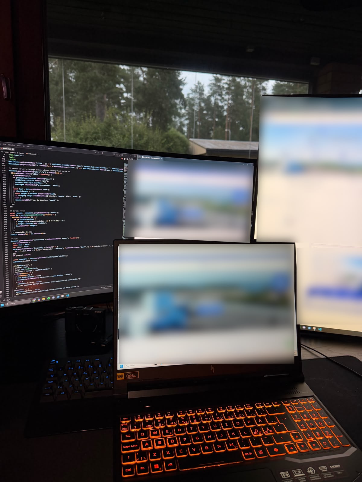 HellenDesignin työpiste, jossa asiakkaiden verkkosivuja suunnitellaan ja koodataan